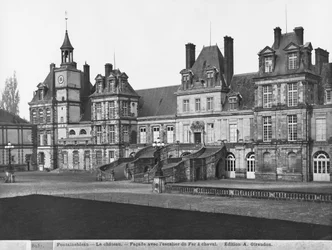 Ansicht des Cour du Cheval Blanc mit der hufeisenförmigen Treppe, ca. 1900